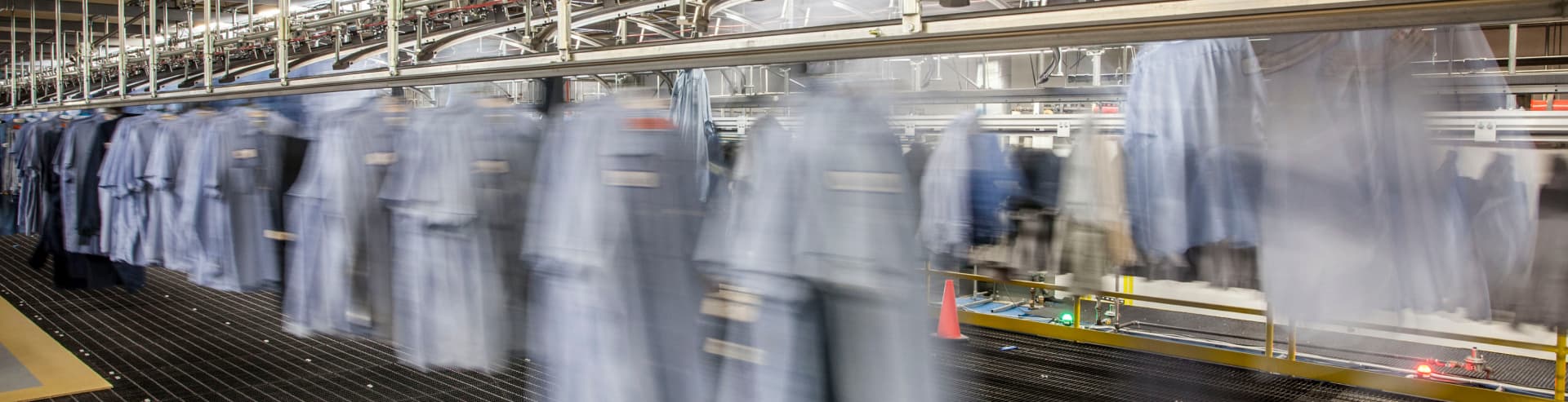 Garment sorting in motion on rail system